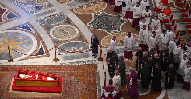 Der aufgebahrte Leichnam von Papst Franziskus im Petersdom. Geistliche und Ordensleute erweisen dem verstorbenen Pontifex ihre letzte Ehre.