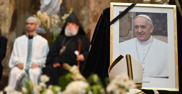 April 2025, Argentinien, Buenos Aires: Geistliche verschiedener Religionen nehmen in der Kathedrale von Buenos Aires an einem interreligiösen Gebet für den verstorbenen Papst Franziskus teil.