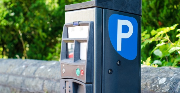 Ein Parkautomat an einem Parkplatz.