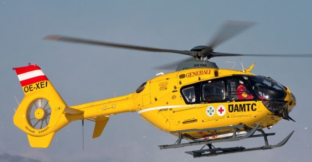 Gelber Rettungshubschrauber des ÖAMTC in der Luft