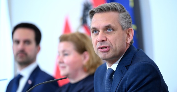 (v.l.) Bildungsminister Christoph Wiederkehr (NEOS), Sozial- und Gesundheitsministerin Korinna Schumann (SPÖ) und Wirtschafts- und Arbeitsminister Wolfgang Hattmannsdorfer (ÖVP) bei einer PK im Rahmen einer Arbeitsklausur der Bundesregierung am Mittwoch, 9. April 2025, in Wien