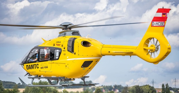 Gelber Rettungshubschrauber des Öamtc hebt ab