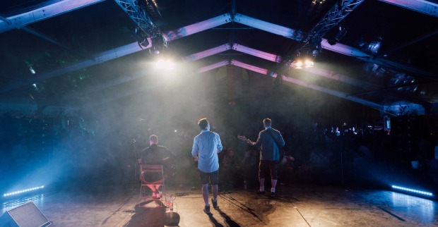 Drei junge Musiker auf der Rupertibühne vor dem Dom.