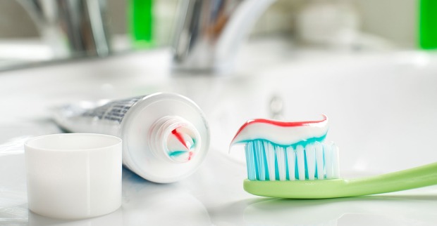 Zahnpastatube und Zahnbürste | Credit: iStock.com/dulezidar