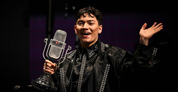JJ mit seiner Eurovision Songcontest-Trophäe.
