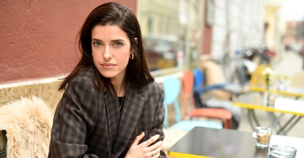 Marie Nasemann mit ernstem Gesichtsausdruck