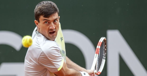 Sebastian Ofner retourniert einen Ball von Karen Khachanov in Genf