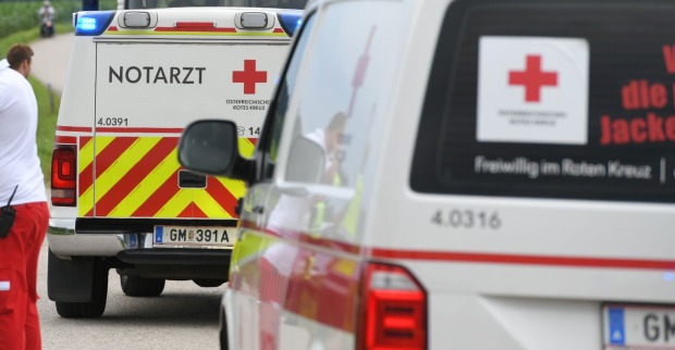 Fahrzeuge des Österreichischen Roten Kreuzes, darunter ein Notarztwagen: Themenbild für den Unfall in der Hachleschlucht