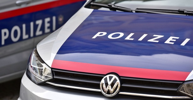 Zwei Einsatzfahrzeuge der österreichischen Polizei