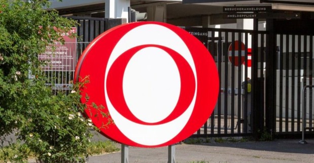 ORF-Logo auf einem runden Schild vor dem Eingang