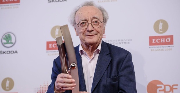 Der österreichische Pianist Alfred Brendel posiert mit seiner Trophäe (Kategorie: Lebenswerk) während der Verleihung des Echo für klassische Musik in Berlin
