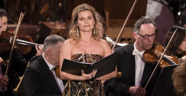 Beate Ritter inmitten eines Orchesters beim traditionellen Weihnachtskonzert "Christmas in Vienna" 2019 aus dem Wiener Konzerthaus