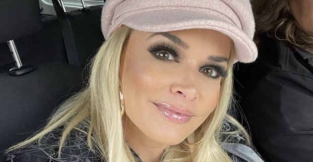 Daniela Katzenberger mit rosa Kappe