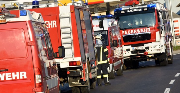 Mehrere Feuerwehrfahrzeuge im Einsatz stehen hintereinander