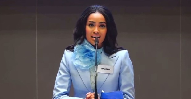 Zainab Jama spricht ins Mikrophon