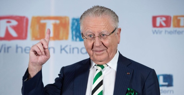 Heinz Horrmann im Anzug mit gestreifter Krawatte und Einstecktuch, hebt mahnend den Finger bei einer Veranstaltung von RTL.