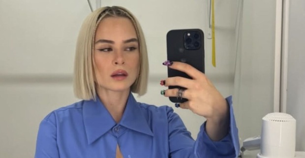 Mathea macht ein Foto im Spiegel
