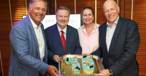 Ralph Vallon zeigt mit Ehefrau und prominenten Gästen seine Geburtstagstorte