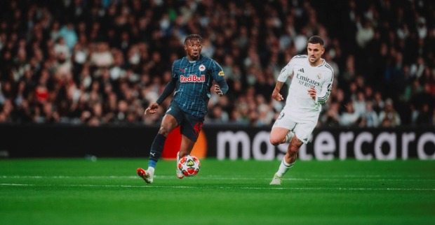Dorgeles Nene vom FC Red Bull Salzburg in der UEFA Champions League gegen Dani Ceballos von Real Madrid