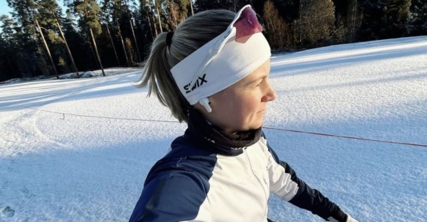 Finnische Langläuferin Anni Lindroos im Schnee