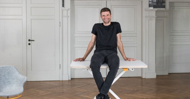 Thomas Müller sitzt auf einem Tisch der Firma poptop