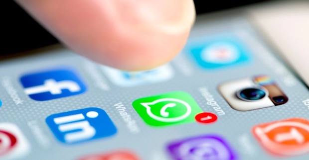 iPhone Display, welches zahlreiche Social Media Apps zeigt, unter andrem WhatsApp