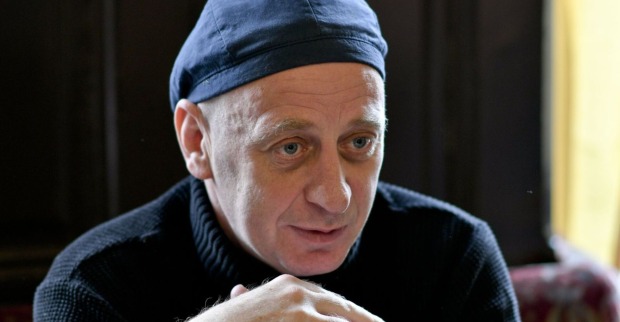 Kabarettist Alf Poier nachdenklich