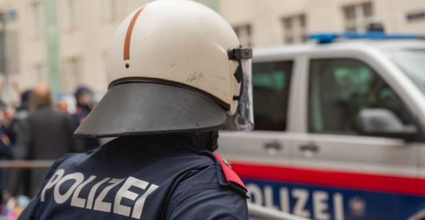 Eine Gruppe von 20 Fußballfans ist am Samstagabend laut Polizei auf einem Autobahnrastplatz auf drei Männer losgegangen.