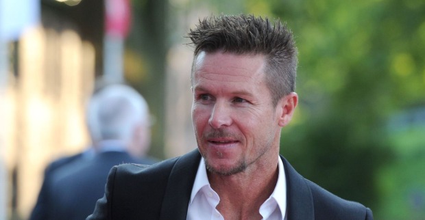 Extremsportler Felix Baumgartner in einem Sakko und Hemd