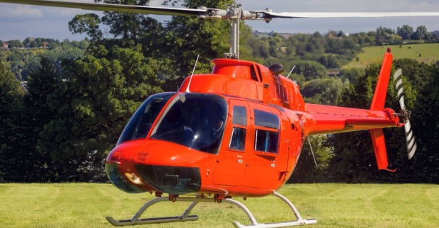 Roter Hubschrauber auf einem Landeplatz