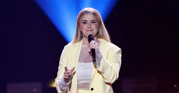 Beatrice Egli im gelben Anzug auf Bühne