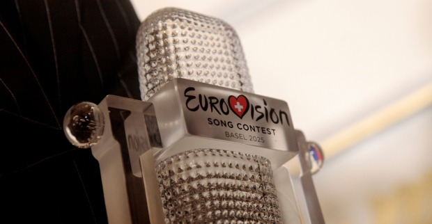 Johannes Pieltsch alias "JJ" mit der Trophäe des Eurovision Song Contest 2025 in der Präsidentschaftskanzlei