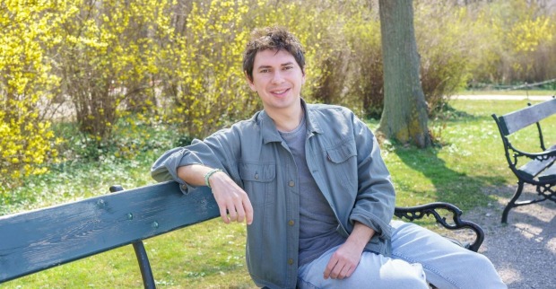 Julian Le Play sitz auf einer Bank