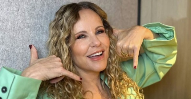 Katja Burkhard lacht in einem grünen Blazer