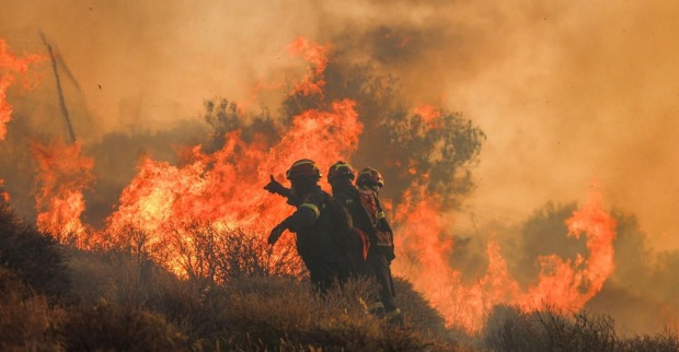 Feuerwehrleute auf der griechischen Insel Kreta beim löschen von Bränden im Wald