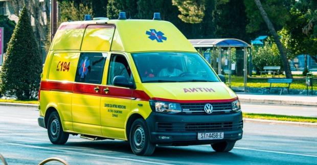 Rettungswagen auf einer kroatischen Straße