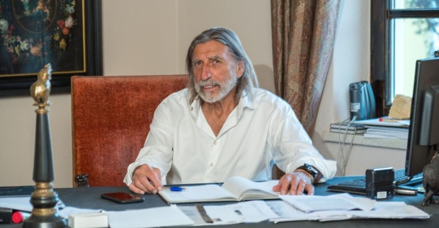 Norbert Blecha sitzt an seinem Schreibtisch