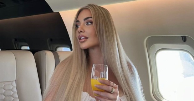 Sabrina Wlk mit einem Glas Orangensaft