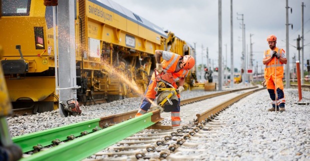 Bauarbeiter auf Gleisen der ÖBB