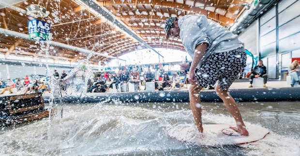 Surfer in einer Indoor-Halle | Credit: Messe Friedrichshafen/Silke Magino