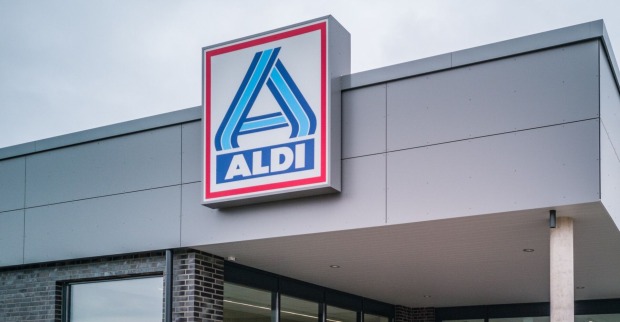 Aldi-Filiale mit prominentem Logo an der Fassade eines modernen Gebäudes.