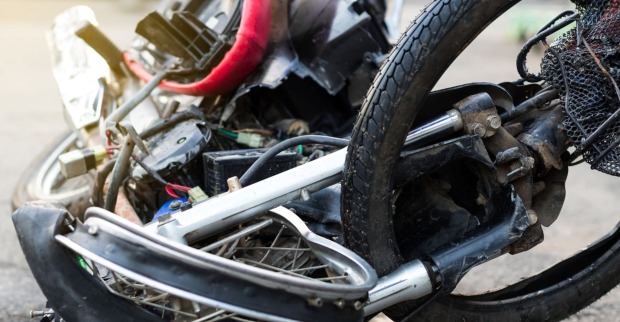 Bild eines vollständig zerstörten Motorrads nach einem Unfall