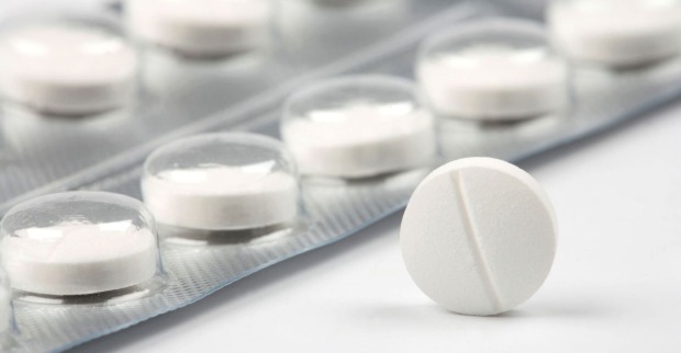 Nahaufnahme einer weißen Tablette vor einer Blisterverpackung mit weiteren Tabletten – symbolisch für das Schmerzmittel Paracetamol.