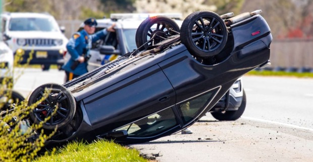 Bild eines verunfallten Fahrzeuges, welches auf dem Dach zum Liegen gekommen ist