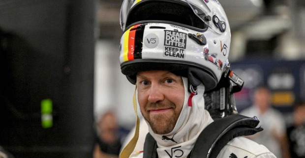 Sebastian Vettel trägt Rennanzug und Helm, lächelt in die Kamera; der vierfache Formel-1-Weltmeister hält sich eine Rückkehr in neuer Rolle offen.