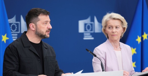Wolodymyr Selenskyj und Ursula von der Leyen bei einer gemeinsamen Pressekonferenz in Brüssel vor EU-Flaggen