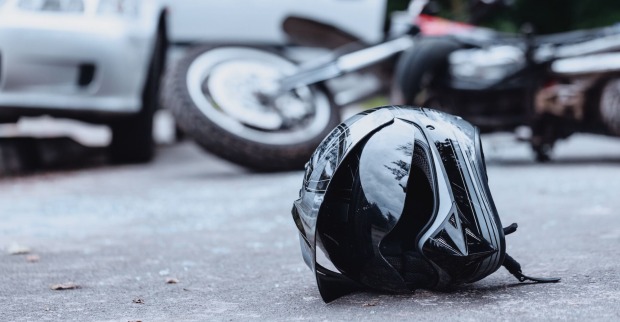 71-Jähriger stürzte in Kirchdorf mit Motorrad eine Böschung hinab und blieb unter der Maschine eingeklemmt.