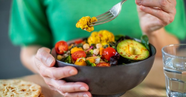 Frau isst vegetarische Bowl | Credit: iStock.com/Daisy-Daisy