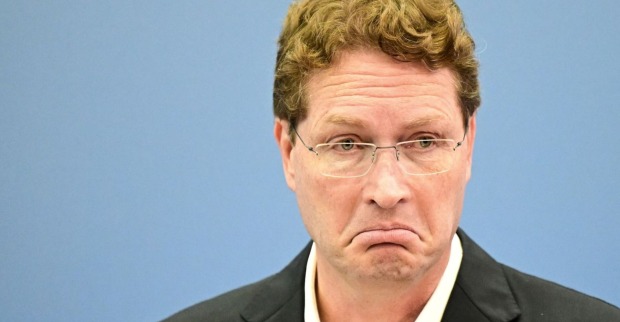 Ola Källenius schaut mit skeptischem Gesichtsausdruck