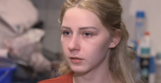 Loredana Wollny mit ernstem Gesichtsausdruck.